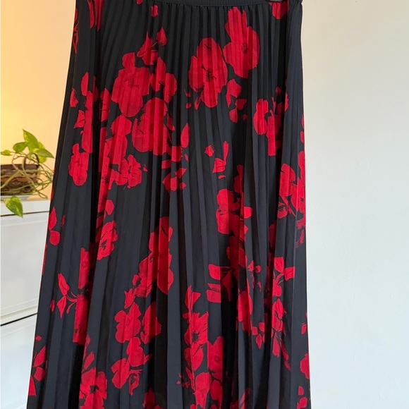 H&M Black and Red Floral Pleated Skirt - Picture 4 of 5